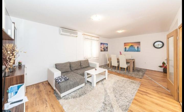 Apartman Marinovic Kastela Luaran gambar